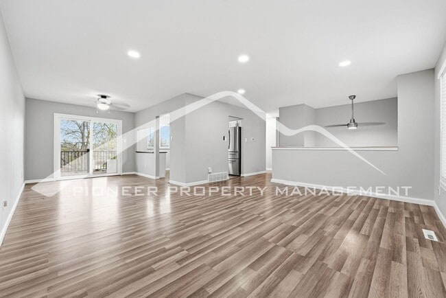 Building Photo - Gorgeous Home with Central AC and Fenced Yard