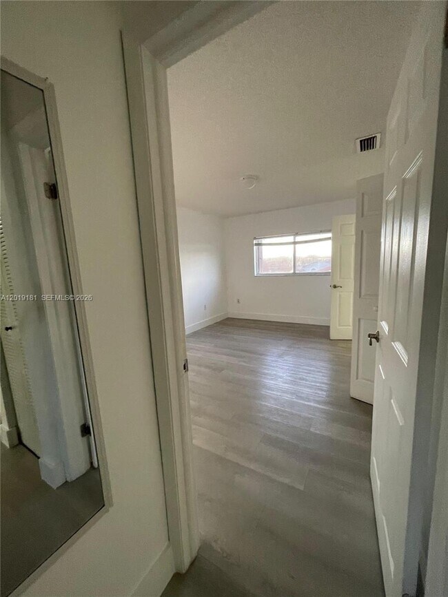 Foto del edificio - 3375 W 76th St