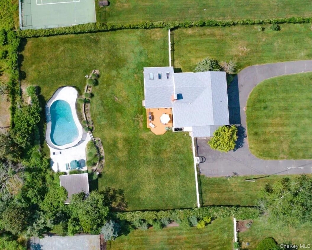 Building Photo - 250 Oneck Ln