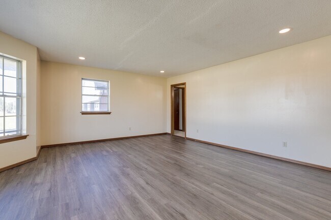 Foto del edificio - 2912 N Santa Fe Ave