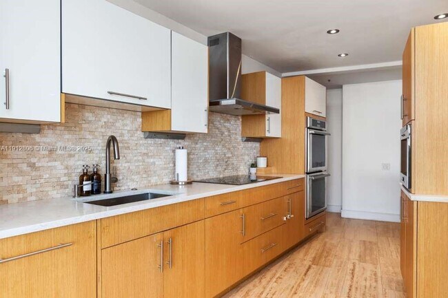 Building Photo - 808 Brickell Key Dr