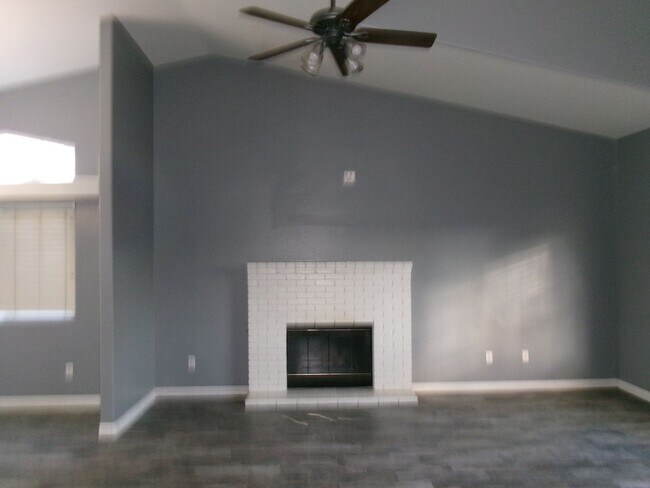 Building Photo - NW-WITH POOL !