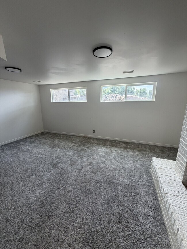 Foto del edificio - 943 E Crestwood Rd