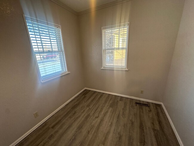 Building Photo - Spacious, pet friendly, detached 2 car gar...