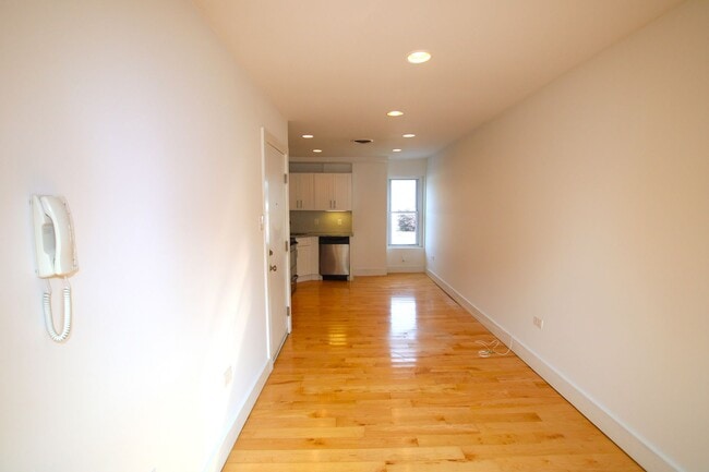 Building Photo - Spacious newly renovated Bi-Level 1 bedroo...