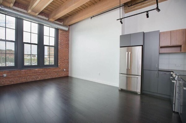 Building Photo - 319 A St