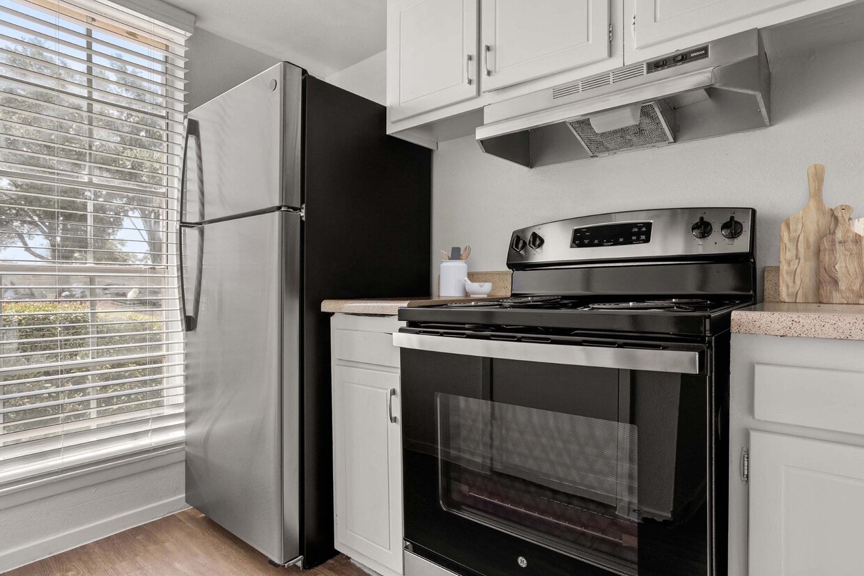 Primary Photo - Chevy Chase Apartments