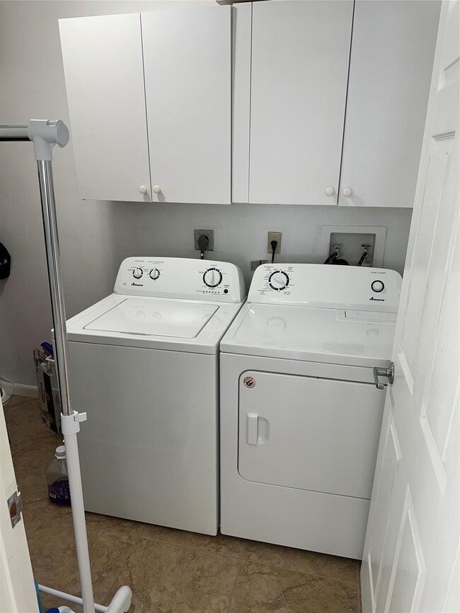 Building Photo - 3024 Lucerne Park Dr