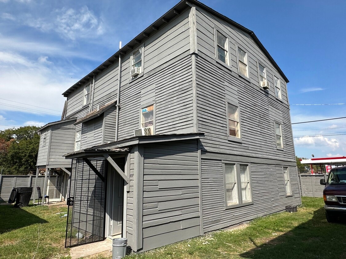 Primary Photo - 2419 Pannell St