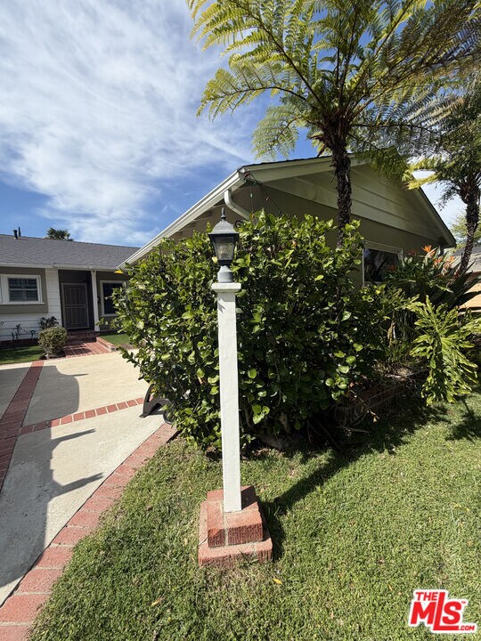 Foto del edificio - 6223 Enfield Ave