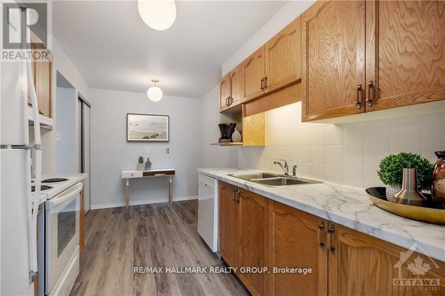 Building Photo - 2026 Summerfields Crescent