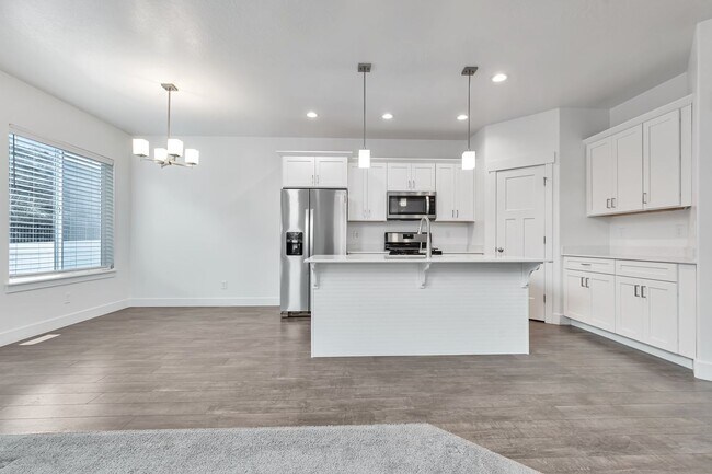 Foto del edificio - ROW END TOWNHOUSE W 2 CAR GARAGE + AMENITIES