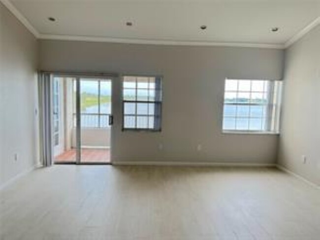 Foto del edificio - 2831 N Oakland Forest Dr
