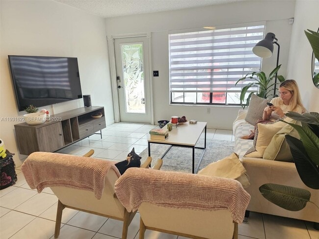 Foto del edificio - 10371 Jasmine Ct