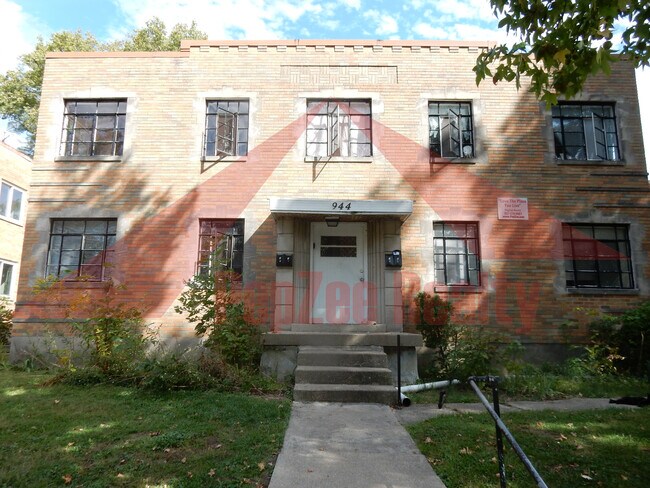 Entrance - 944 Old Orchard Ave