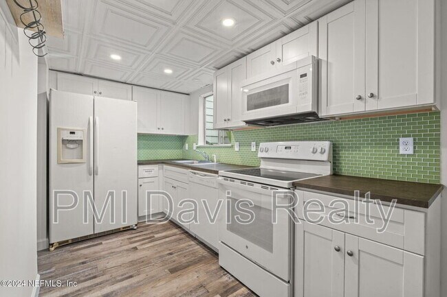 Building Photo - 2300 Twelve Oaks Dr