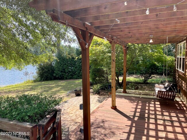 Foto del edificio - 245 Lakeside Dr