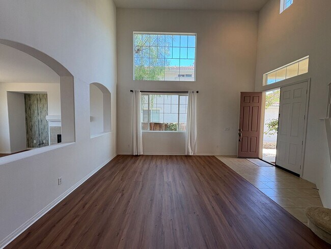 Foto del edificio - Welcome to this beautiful, light-filled ho...