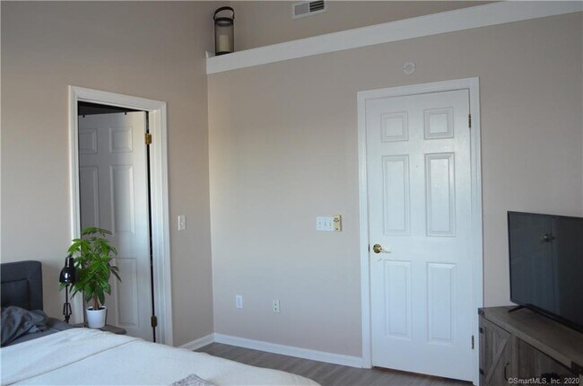 Building Photo - 11 Lilac Dr