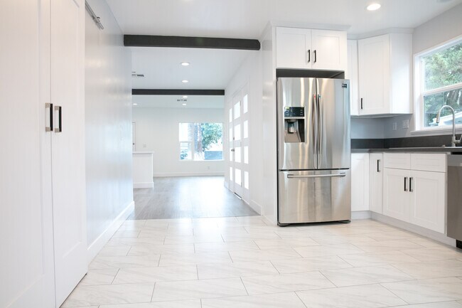 Building Photo - 6909 Hazeltine Ave