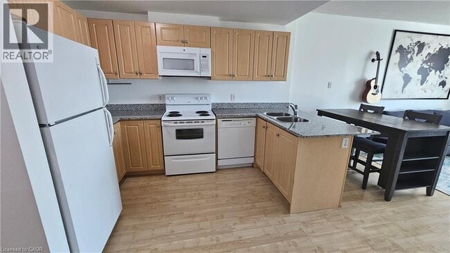 Building Photo - 135 James St S