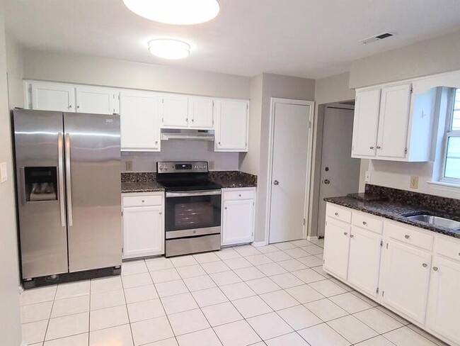 Building Photo - 3220 Holly Ridge Dr
