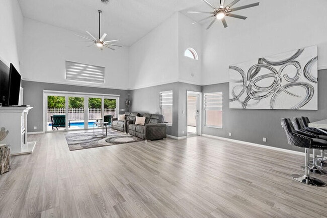 Building Photo - 10330 Buena Ventura Dr