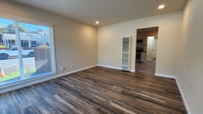 Building Photo - 496 Reina del Mar Ave