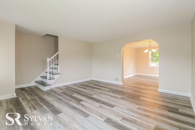 Building Photo - Charming 3BR 1.5BA brick townhome