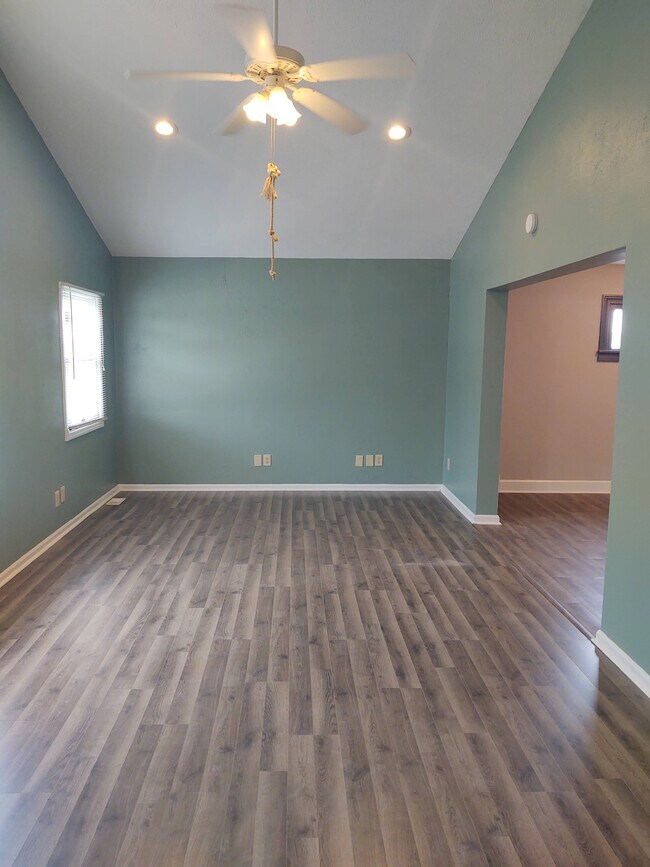 Building Photo - 8047 Broadview Rd