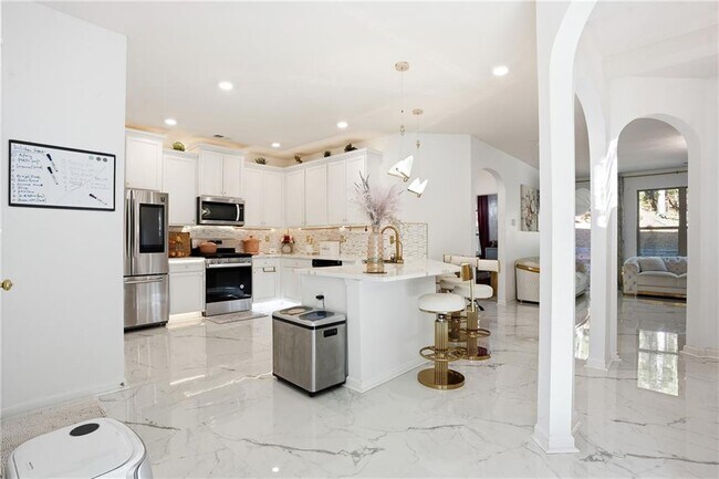 Foto del edificio - 341 Emporia Loop