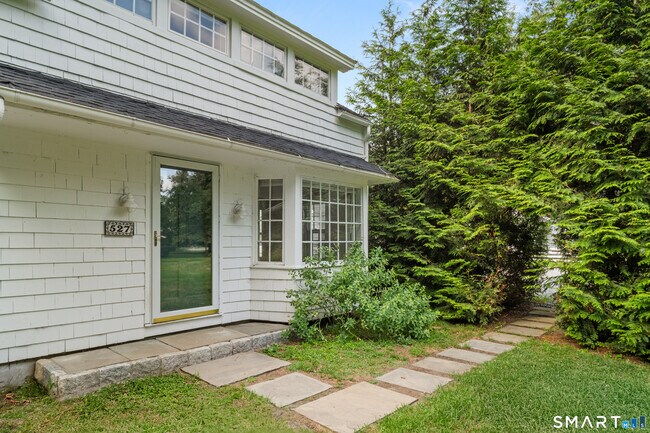 Foto del edificio - 527 Danbury Rd