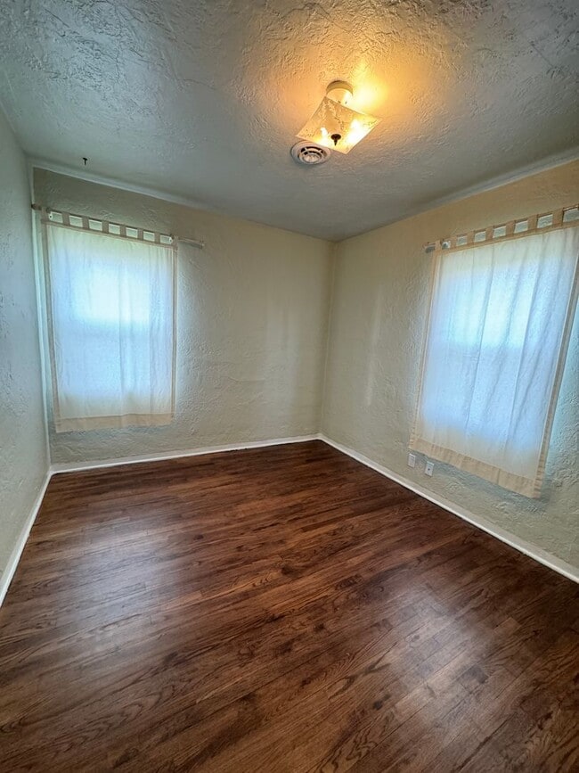 Building Photo - 2 Bedroom, 1 Bath with garage. Water and Sewer included in monthly rent!
