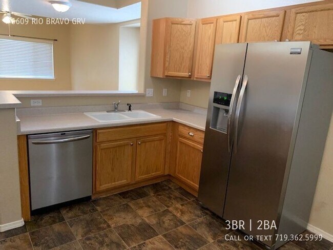 Foto del edificio - 2-story Townhome with Finished Basement