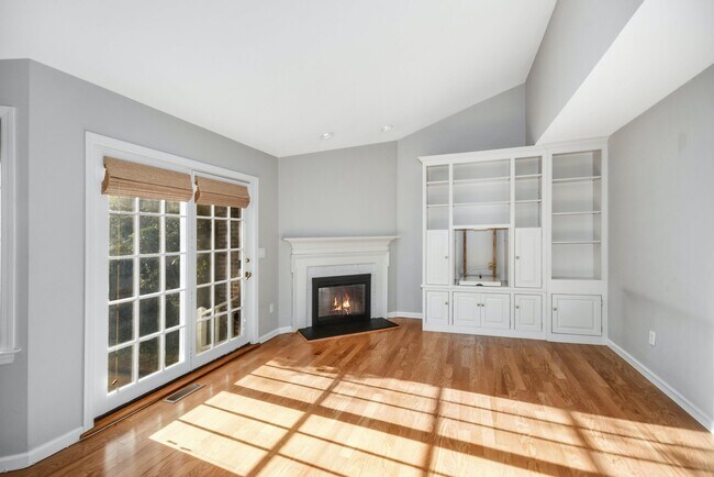 Building Photo - 12 Ward Ln