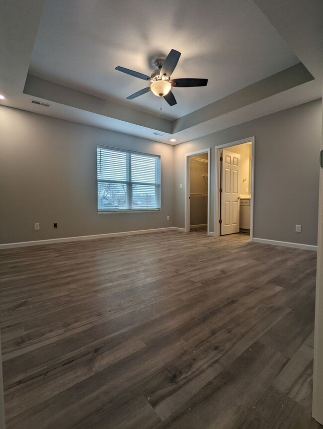 Foto del edificio - Hot Deal: This season, qualified applicant...