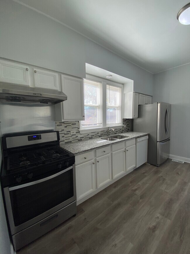 Building Photo - 2424 N Nordica Ave