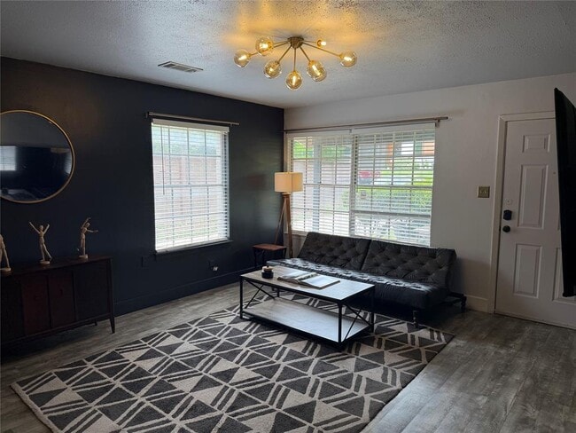 Foto del edificio - 4618 Englewood Dr