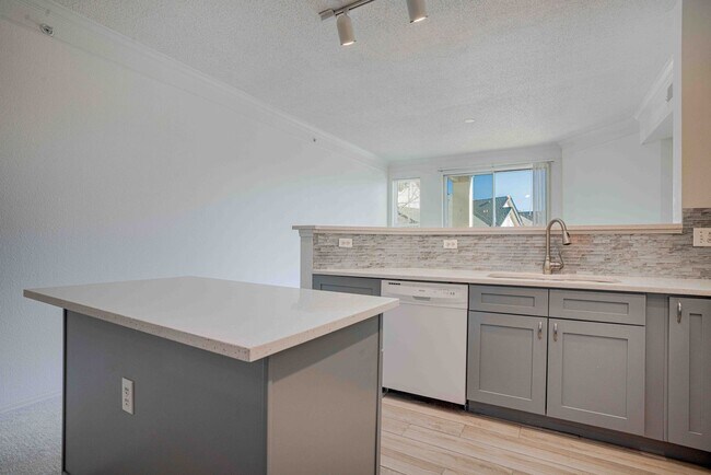 Foto del edificio - Townhouse for Rent in a Gated Community of the Desirable Rock Creek