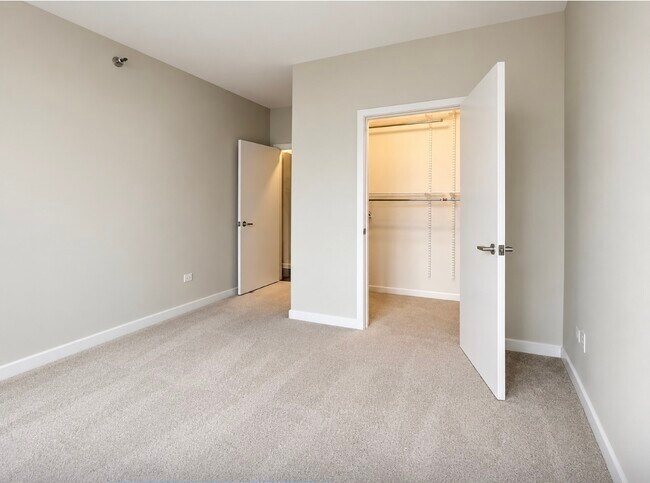 Foto del edificio - 330 N Jefferson St