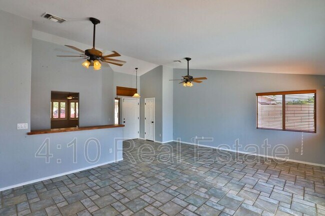 Building Photo - 30725 N Royal Oak Way