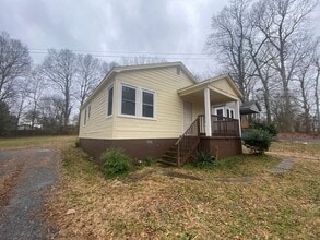 Building Photo - 310 Willow Ln