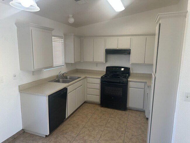 Building Photo - 975 N Milner St