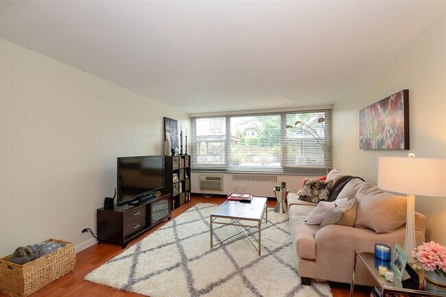 Foto del edificio - 555 W Cornelia Ave