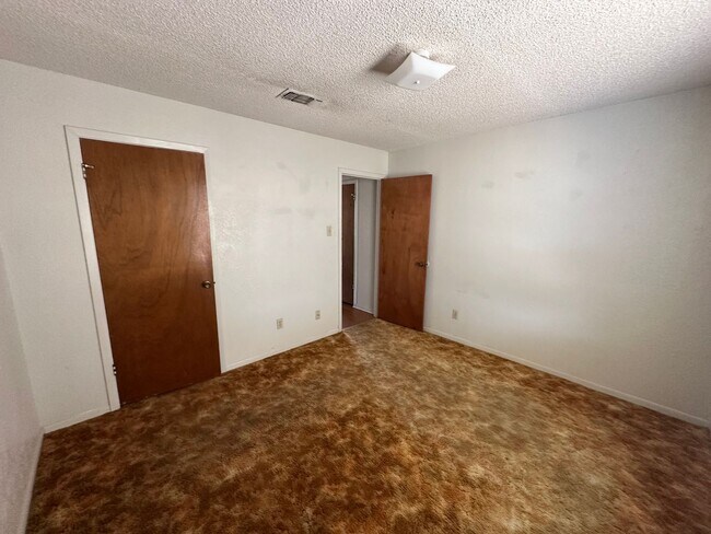 Foto del edificio - 104 W Anderson Ave