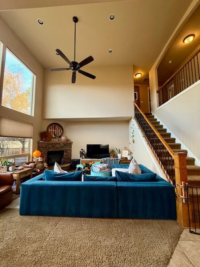 Foto del edificio - Stunning 4 Bedroom plus Bonus Lava Ridges Home!