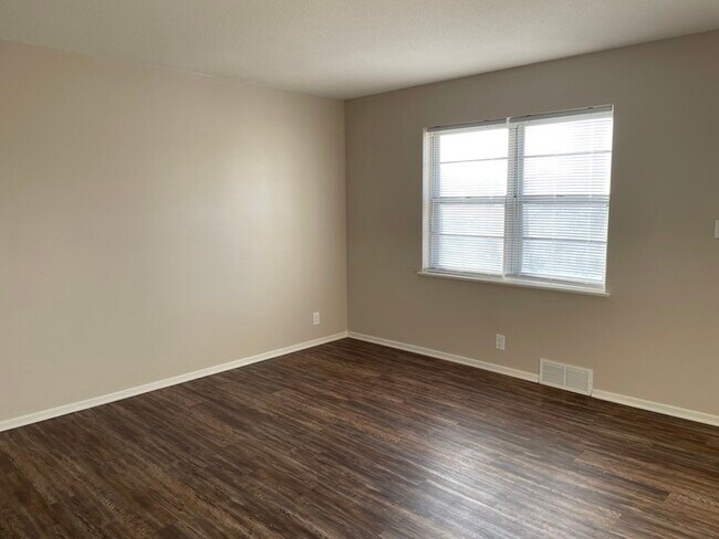 Building Photo - Nice Spacious Townhome