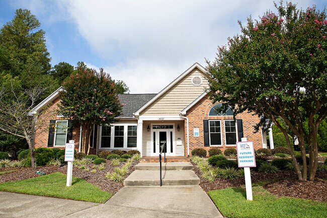 Foto del edificio - Laurel Bluff Apartments and Townhomes