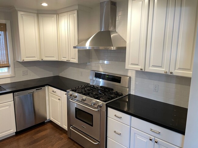 Foto del edificio - Lovely REMODELED 3-BD Home in Colma - Pets...