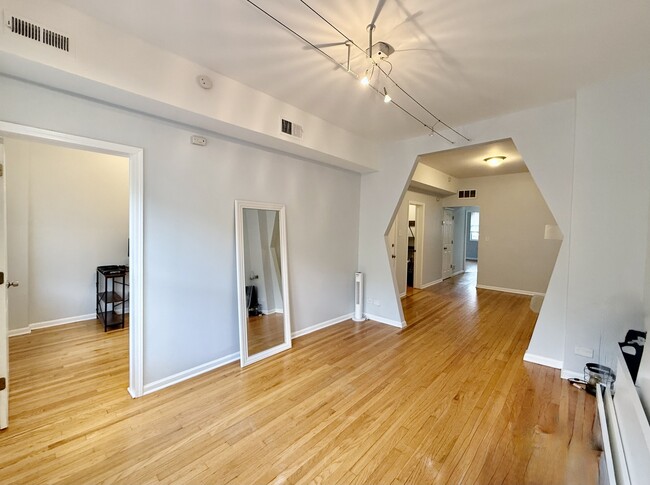 Building Photo - 937 N Ashland Ave